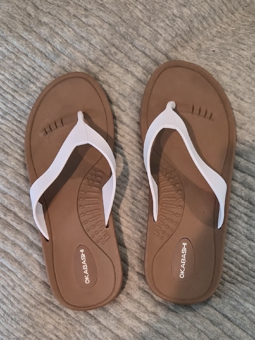 Okabashi Woman's Brown Flip Flops with White Straps Size M